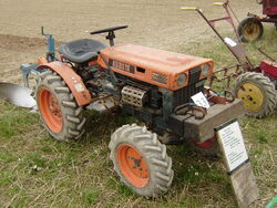 Kubota B6000 1975 Twose plough