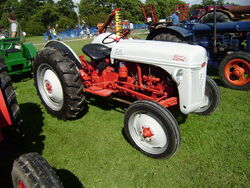 Ford 9N-restored in Red-Driffield-P8100580