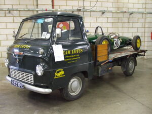 Thames 400E mit Lotus Rennwagen 2.jpg