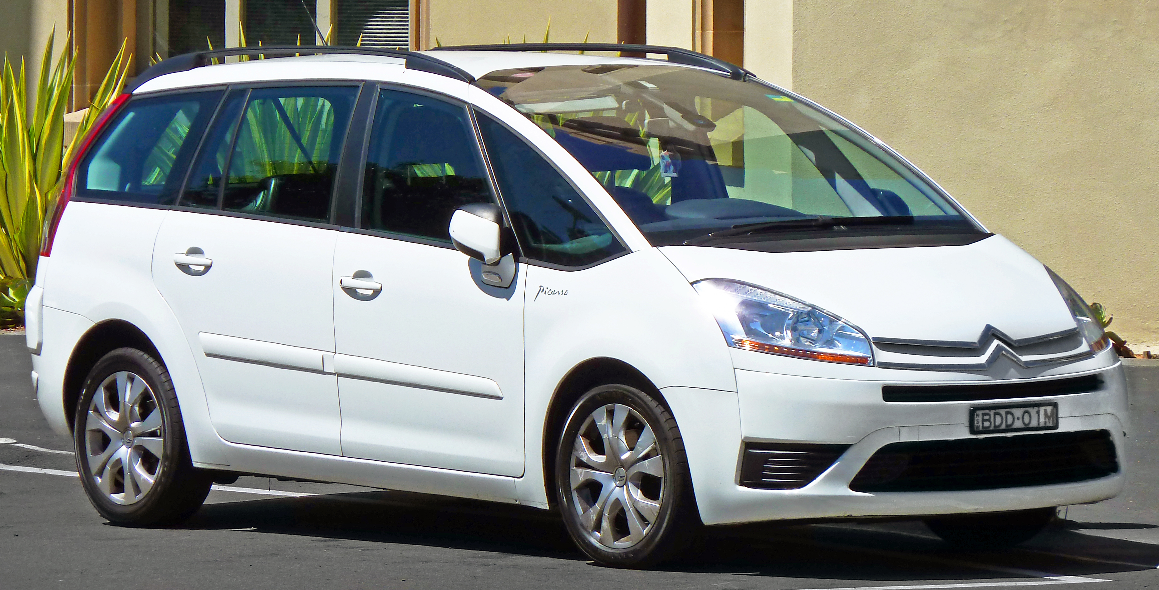 File:Citroën C4 Grand Picasso front-1.jpg - Wikimedia Commons
