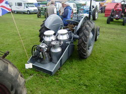 Ferguson transport box + Milking kit-P8100538