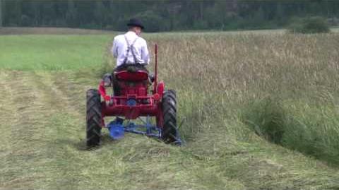 Valmet 20 traktorilla heinän niittoa perinnekonepäivät