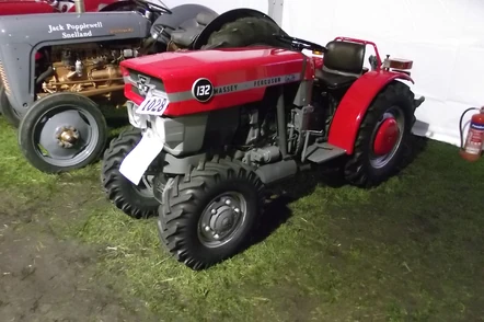 Narrow 4-wd Massey Ferguson 132