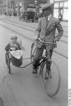 Bundesarchiv Bild 102-12561, Berlin, Fahrrad mit Beiwagen