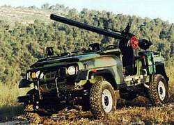 105 mm M40 recoilless rifle version, capable of firing directly over its protected hood.