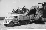 Bundesarchiv Bild 101I-559-1085-07, Italien, Flugzeug Me 323 Gigant, Opel Maultier
