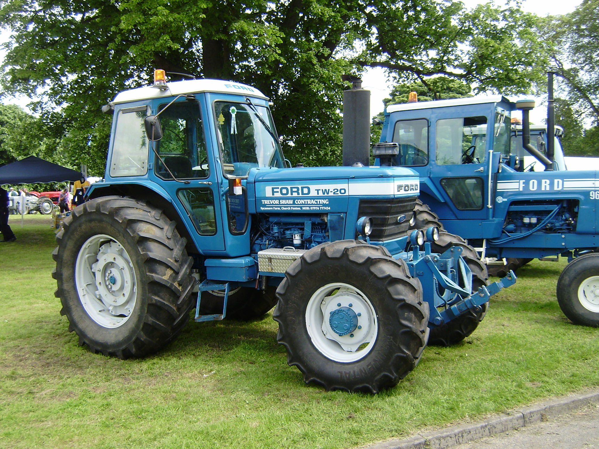 Трактор американцы. Трактор Форд. Трактор Форд 1000. Ford 4wd tractor. Американские трактора марки.