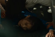 The zombie attacks Min-ji and other passengers onboard