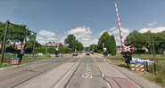 Railroad crossing in The Netherlands with wishbone gates on Steinderweg in Beek Limburg. https://www.google.com/maps/@50.9461611,5.7838425,3a,90y,353.48h,106.62t/data=!3m6!1e1!3m4!1s3QCSRP_r8u93GgGZ6lRIYw!2e0!7i13312!8i6656