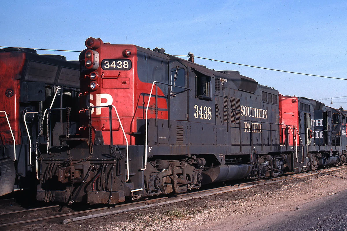 EMD GP9型ディーゼル機関車　ユニオン・パシフィック鉄道 ユニオン・パシフィック DDA40X、史上最大のディーゼル機関車 : r