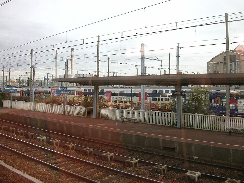 Sa-20 9 2004 11h 20 vue depot Vitry depuis vitre rer c.jpg