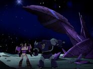 Blitzwing und Lugnut vor der Nemesis auf dem Erdmond
