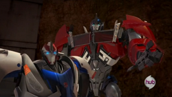 Optimus welcoms Smokescreen into Team Prime