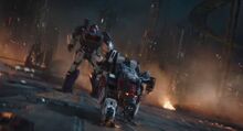 800px-BBfilm-Ravage-ejects-from-Soundwave-towards-Optimus