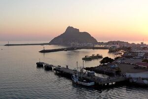 800px-Mazatlan El Faro sunset