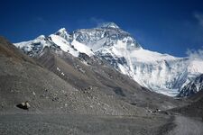 800px-Mount Everest from Rongbuk may 2005