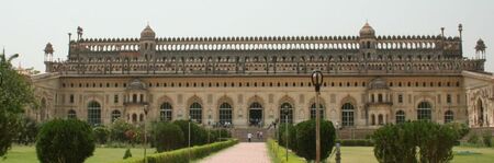 800px-Bara-imambara