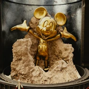 Image-zzwaktsp.png (3.23 MB) A statue of a golden Mickey Mouse.