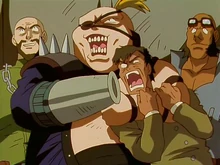 Главарь банды угрожает обычному жителю своим оружием.