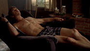 True-Blood-3x07-11.jpg (29 KB) Jason in his living room