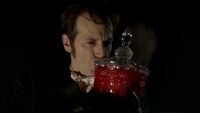 3x09 -russell kisses talbot's remains in a jar