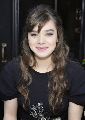 Hailee-Steinfeld-Pre-GG-Luncheon