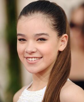 Hailee-Steinfeld-Golden-Globe-Awards-2011