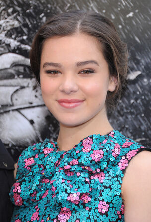 Hailee-Steinfeld-DKR-Premiere-2012