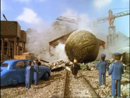 המפקח השמן בוחן את הנזק שנגרם למחסן