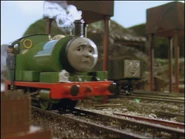 פרסי עובר ליד קרון טורדני