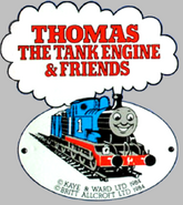 1983年のケイ&ウォード社とブリット・オールクロフト社の版権表記があるロゴ（Thomas the Tank Engine & Friends）