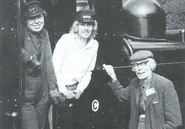 הכומר אודרי, נשיא רכבת יער דין, עם מרגרט רדוויי ושותפתה (העובדות הנשים הראשונות)