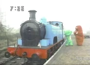 מוּקוּ וגאצ'אפּין ליד קטר הצבוע כמו תומס