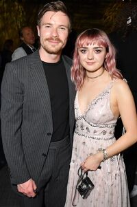 Joe Dempsie Maisie Williams