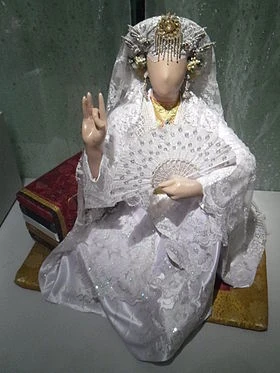 Phục trang của người hầu đồng Mẫu Thoải