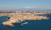 SIRACUSA VISTA DALLAEREO CON LETNA SULLO SFONDO.FOTO Di Angelo-2-