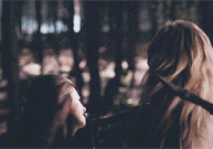 Elena używa siły, walcząc z Caroline.