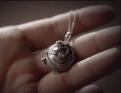 Esthers-necklace-vampire-diaries-1-