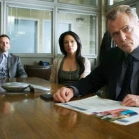 Elementary Season 2 Tv Database Wiki Fandom The series stars jonny lee miller, lucy liu, aidan quinn, and jon michael hill and premiered on cbs on september 27, 2012. tv database wiki fandom