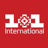 Второй логотип белого цвета на красном фоне, надпись «International» другим шрифтом