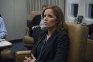 Kim Dickens como Kate Baldwin em House of Cards.