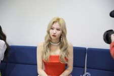 Sana Fancy Backstage 190531 1