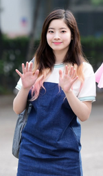 Dahyun waving 2