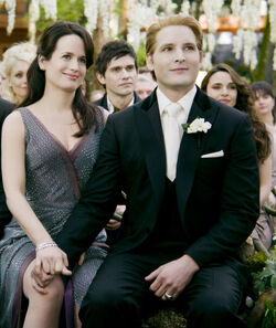 -The-Twilight-Saga-Breaking-Dawn-Part-1-Stills-Carlisle-Esme-esme-and-carlisle-cullen-26574857-1024-681