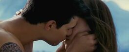 Jacob-Bella-Kiss-eclipse-jacob-black-15280376-672-272