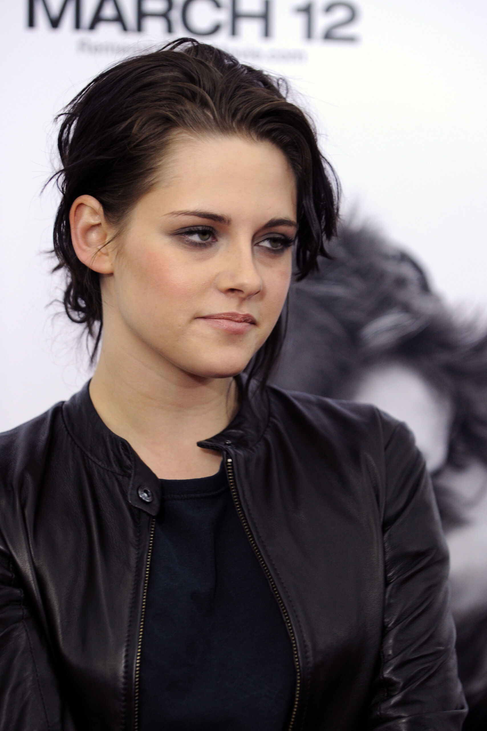 We've Never Seen Kristen Stewart With Bangs Like This — See Photos | Allure