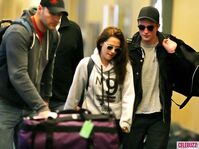 4Robert-Pattinson-Kristen-Stewart-050312--580x435