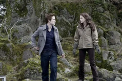 Photo : Bella et Edward avec leur fille Renesmée dans Twilight Photo : Bella et Edward avec leur fille Renesmée dans Twilight
