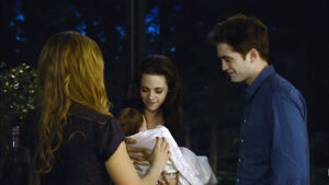 Twilight-breaking-dawn-2-edward-bella-baby-images