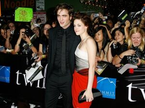 79408 fans-surround-robert-pattinson-and-kristen-stewart-at-the-la-twilight-premiere